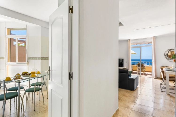 Beachfront triplex with swimming pool parking