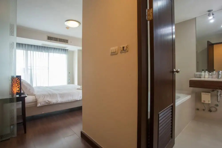4D - 3 Bedroom Downtown Apartment With Shared Pool