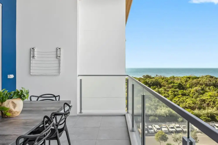 Waterfront 2-bed Oasis - Pool, Steam, Jacuzzi, Gym