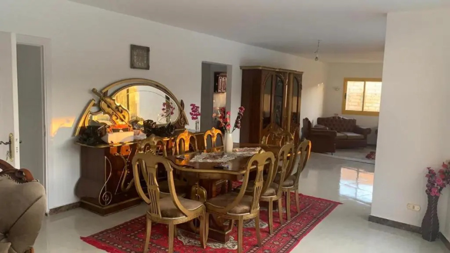 Cheerful 6 bedroom villa with pool.