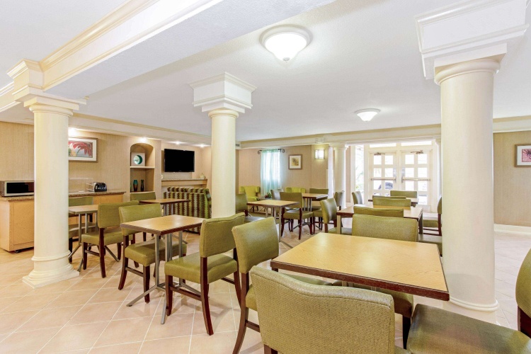 La Quinta Inn by Wyndham Orlando Airport West photo 15