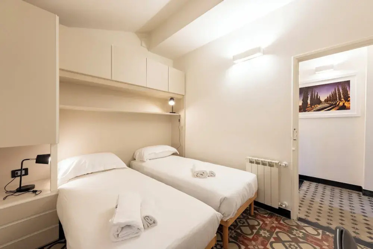 Bright 2BR flat moments from the beach