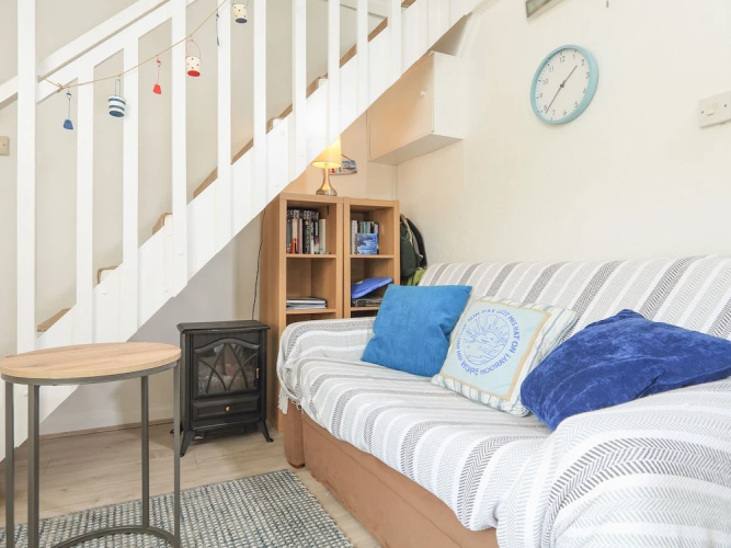 4 Thornlea Mews