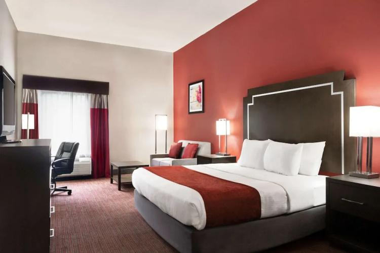 Days Inn & Suites By Wyndham Murfreesboro