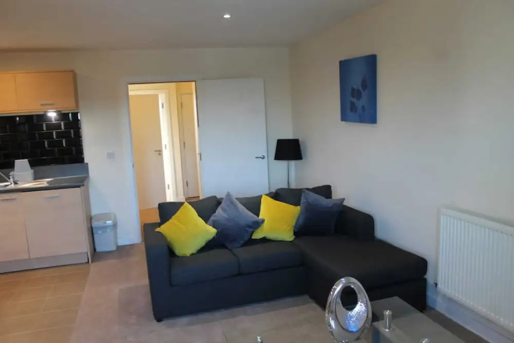 Remarkable 2-bed Apartment in Reading