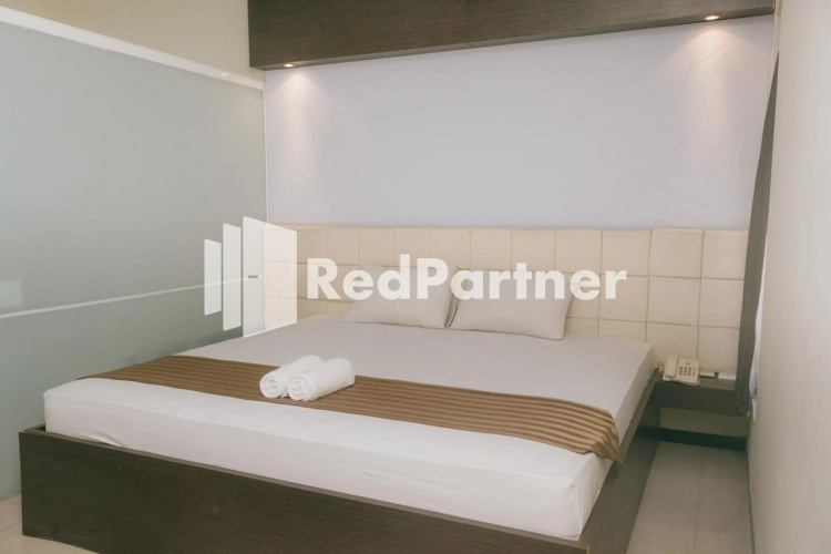 Pits Hotel RedPartner near Atom Mall