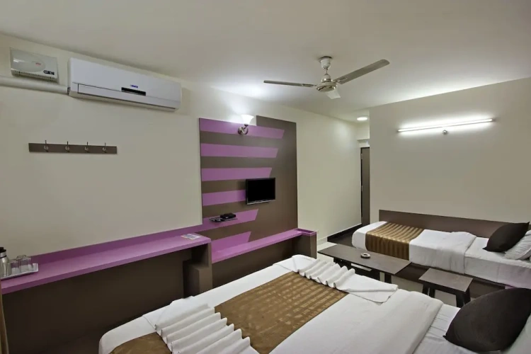 Standard Triple room