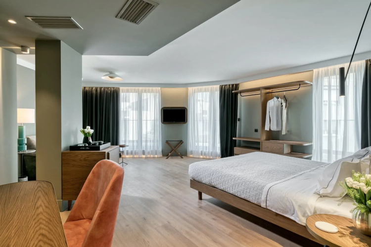 Bob W Eolou Hotel