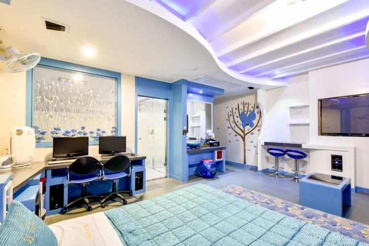 Thebay Hotel