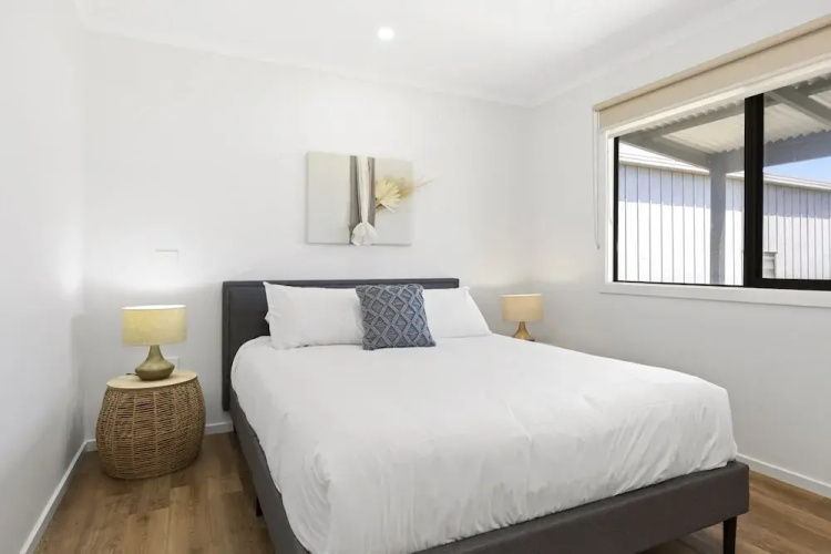 Spacious 2-bedroom With Private Parking Access