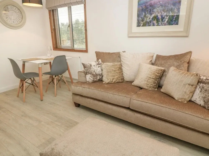 12 Meadow Retreat