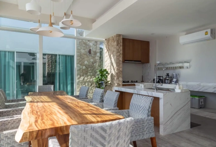 6 Bedrooms Villa