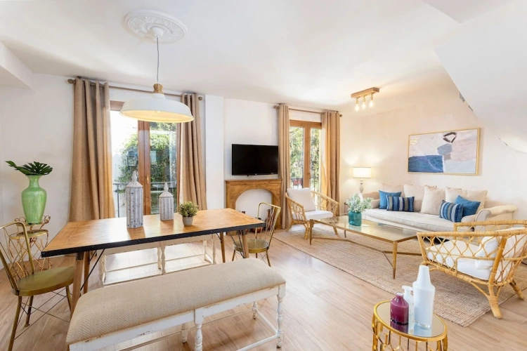4 Bedrooms Cottage