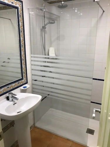 Standard Triple room with partial ocean view