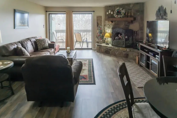 1 Mi to Dtwn Pigeon Forge! Mtn-view Gem w/ Balcony