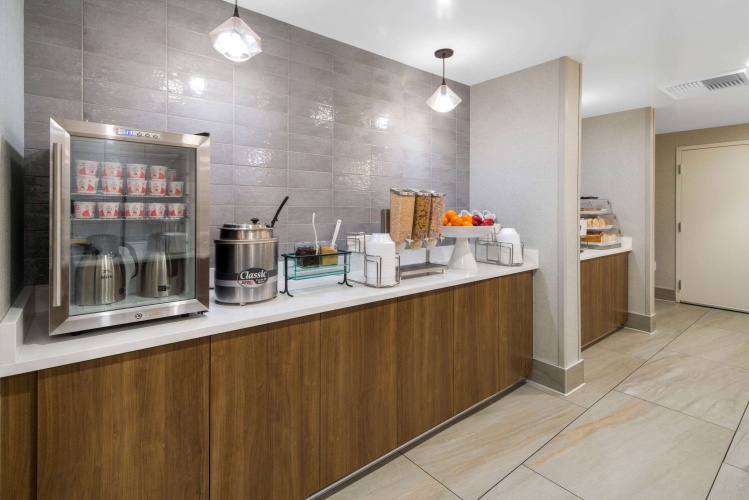 La Quinta Inn & Suites by Wyndham Orange County Airport photo 12