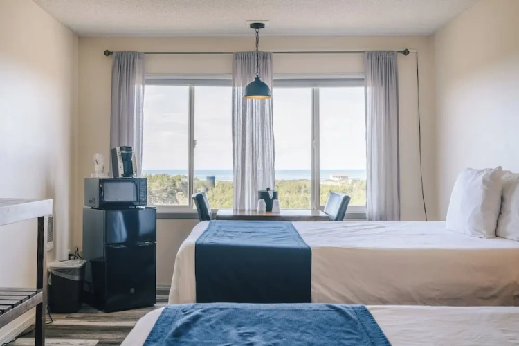 Standard Quadruple room with partial ocean view