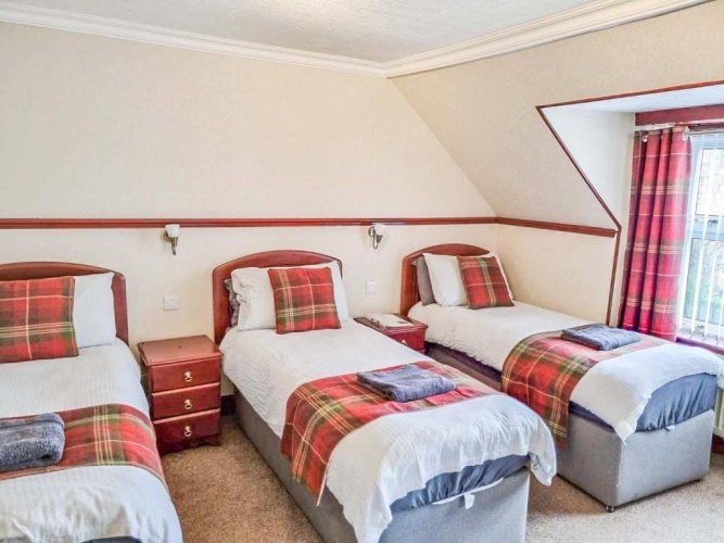 Standard Triple room