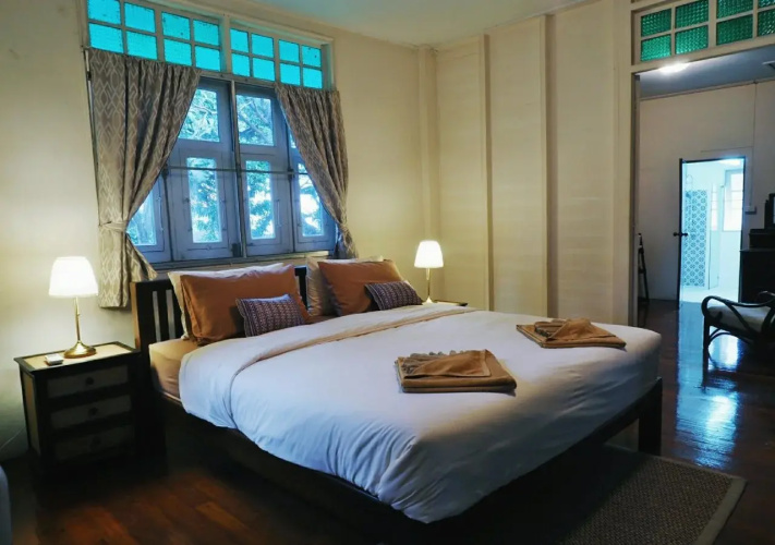 24 Samsen Heritage House