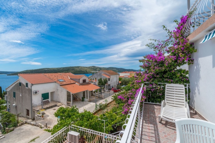 Apartment with balcony