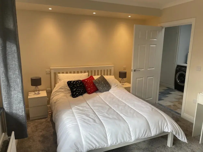 Beautiful 3-bed House in Sunny Killough Down