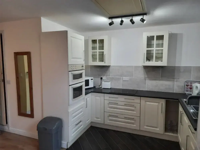 Self Contained Studio Flat in Winterton Hall