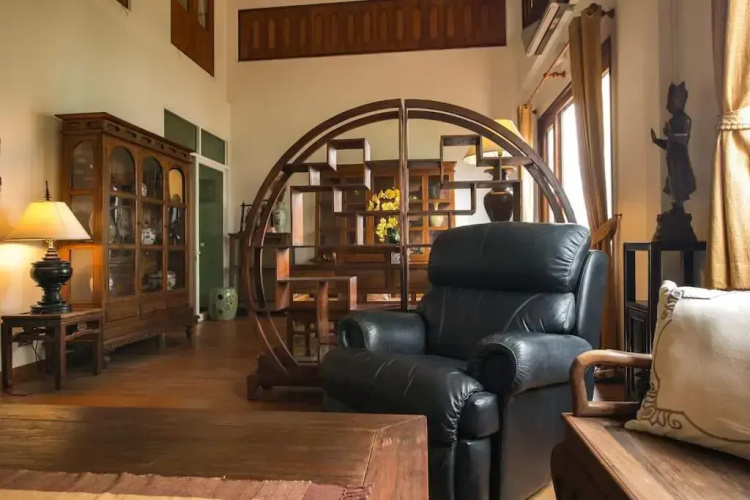 Artisan's Antique House - Silom