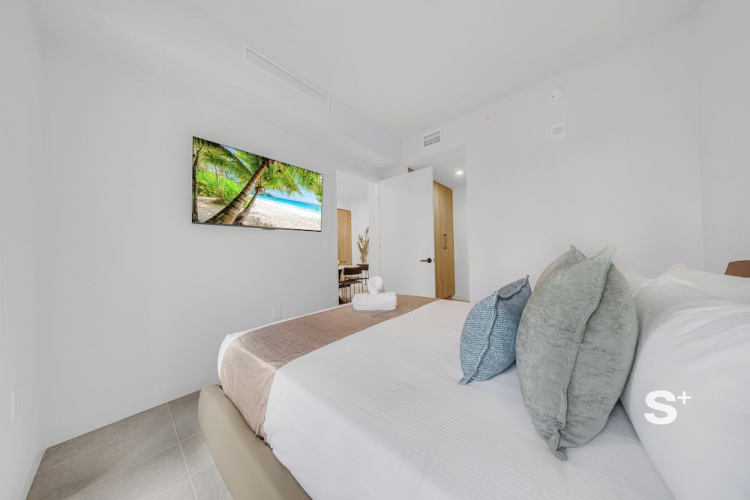 Sleek 1-BR & Den in Central Downtown