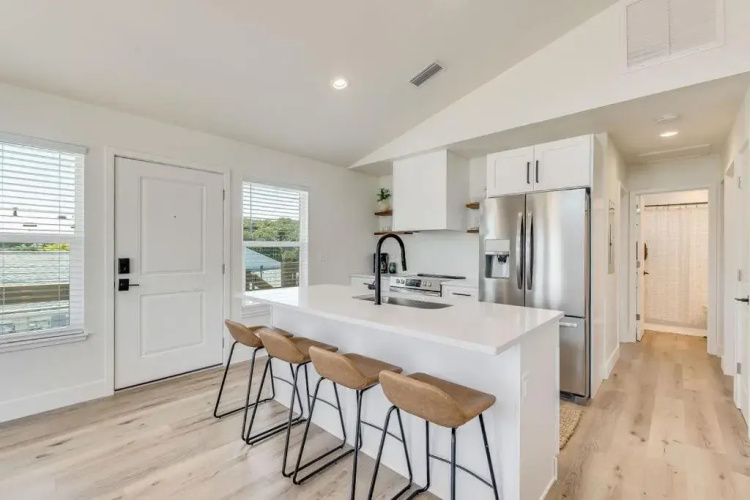 Bright, New Beach House -- 2 blocks to beach!
