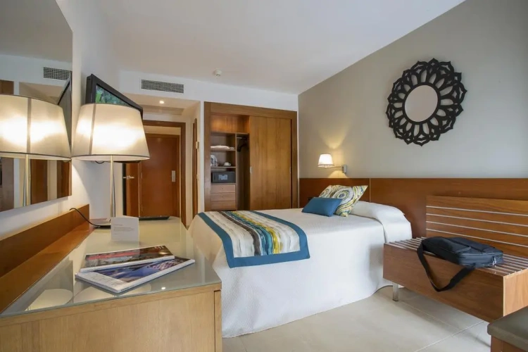 Junior Suite with pool view