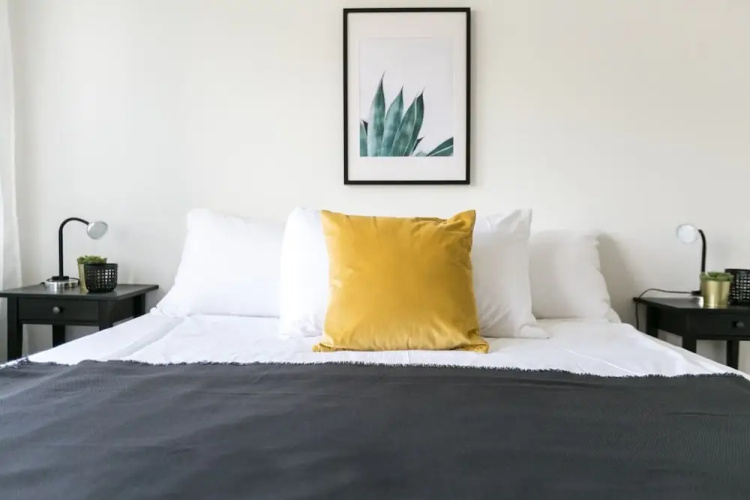 Modern Flat w Netflix Balcony top Location