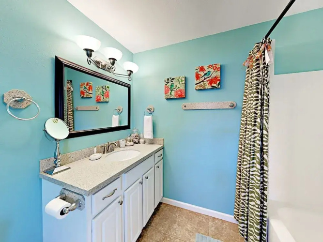 3BR 2BA 1.5 Blocks to Beach by RedAwning