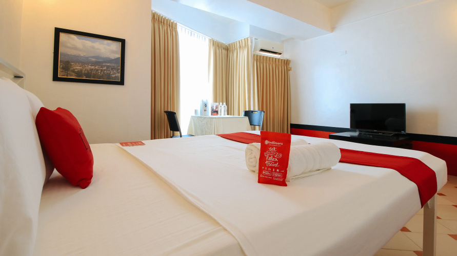 RedDoorz @ The Providence Tower - Vaccinated Staff