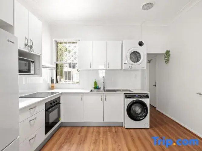 Cozy & Well-Located Room – Steps from Transit & University