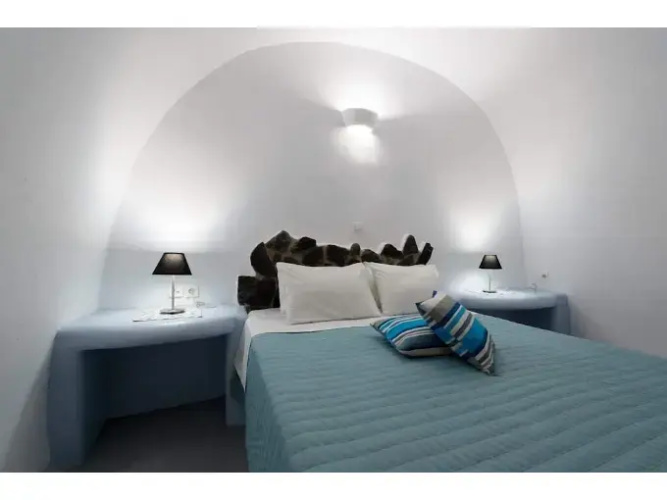 Fira White Residence