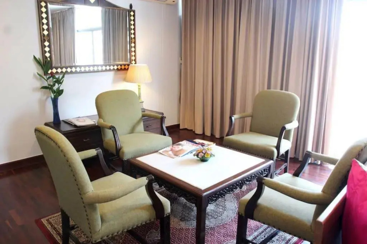 Samsen Suites