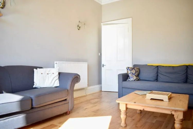 2 Bedroom Traditional Edinburgh Flat