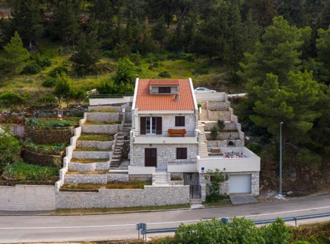 4 Bedrooms Cottage