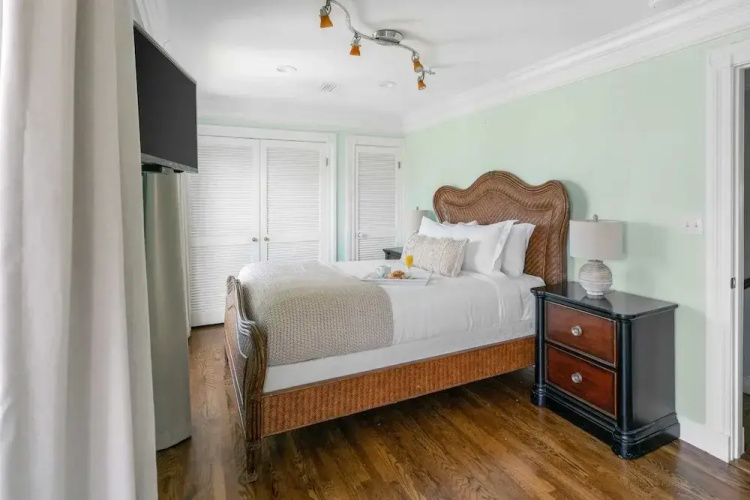 Promenade - Beach Front Mansion w Breathtaking Views & Pool!