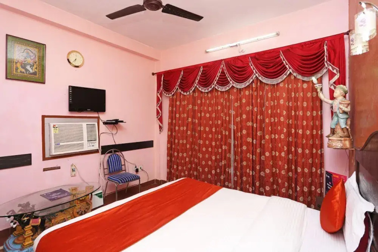 Capital O 6077 Hotel Ashraya