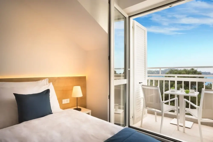 Standard Double room with balcony and with partial sea view