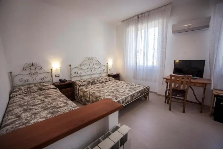 Standard Double room with balcony and with partial sea view