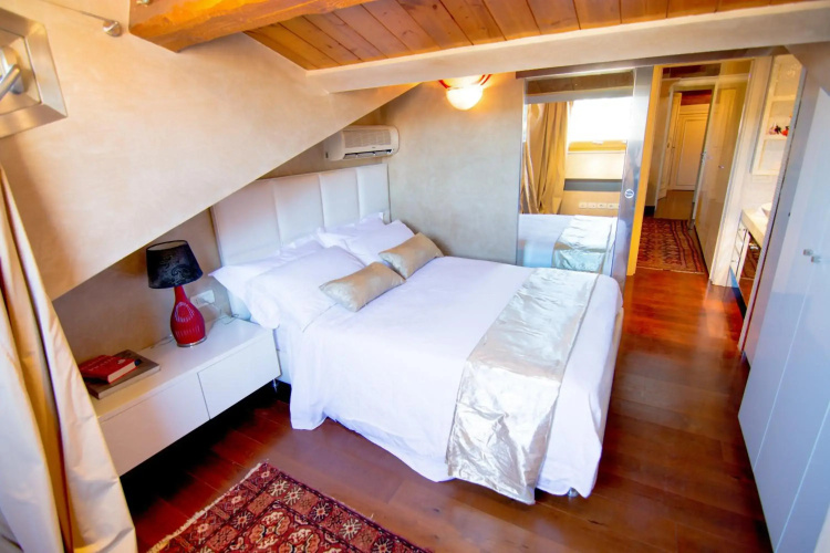 Opera Luxury Apartment