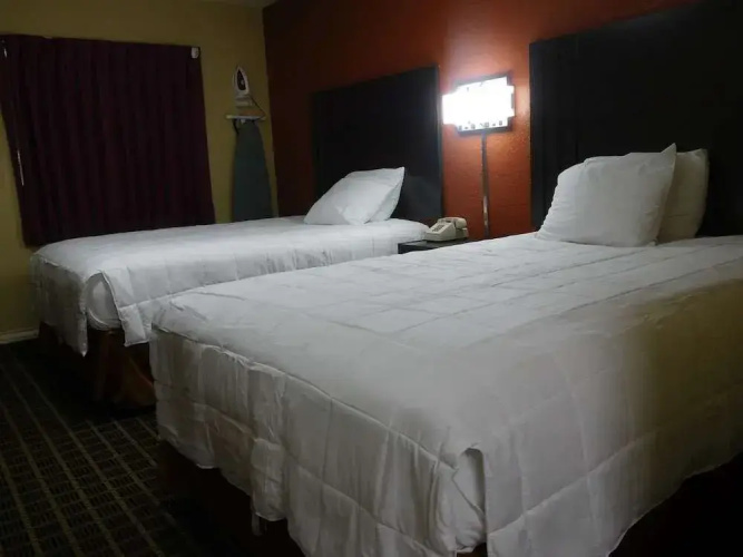 Deluxe Inn Motel