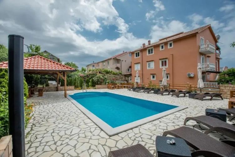 3 Bedrooms Apartment