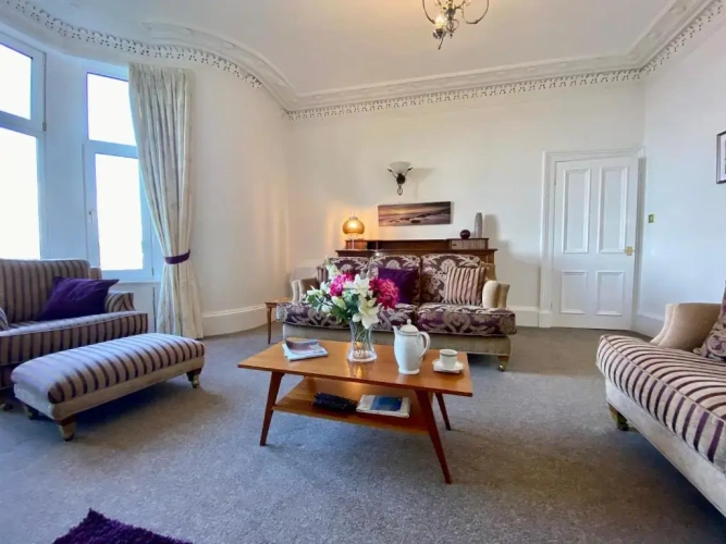 3 Bedrooms Apartment
