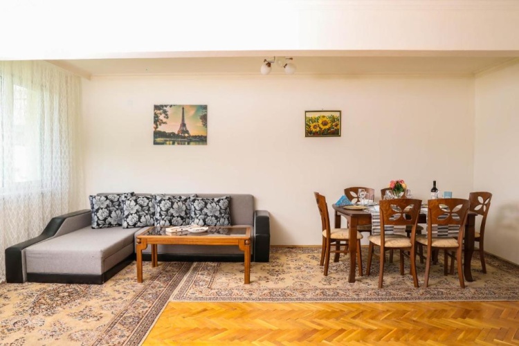 3 Bedrooms Apartment