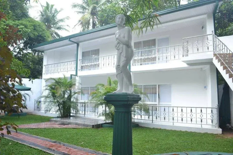 White Palace & Nice Place