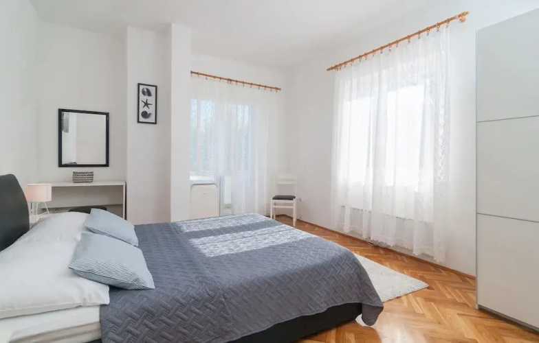 Nice Home in Split With Sauna, Wifi and 7 Bedrooms