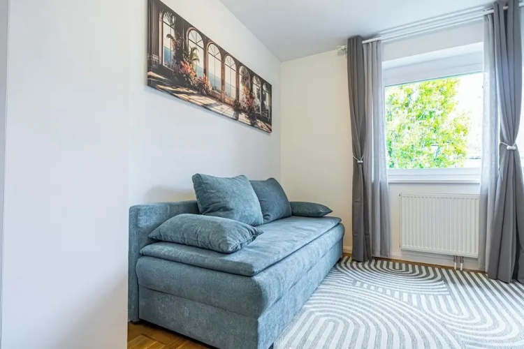 Cozy 1BR 1LR Apartment Balcony City